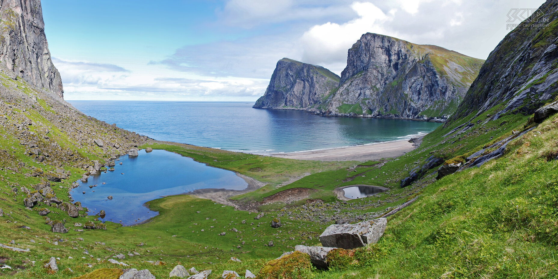 Kvalvika Tijdens de 2e dag van deze trekking klaart het op en de tocht langsheen de zand- en rotsstranden van Kvalvika is dan ook wondermooi.   Stefan Cruysberghs